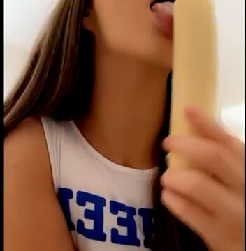 Mikaylah onlyfans leaks – eating banana so lewd